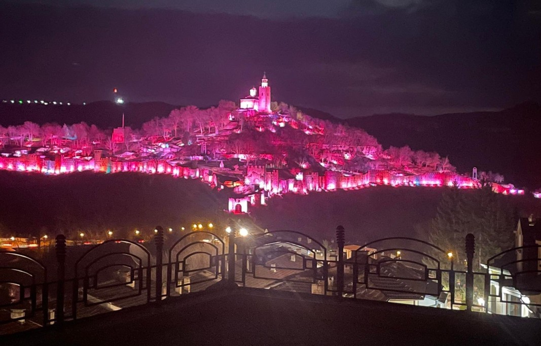 Хълмът „Царевец“ оцветен във виолетово         Снимка: Здравка Маслянкова