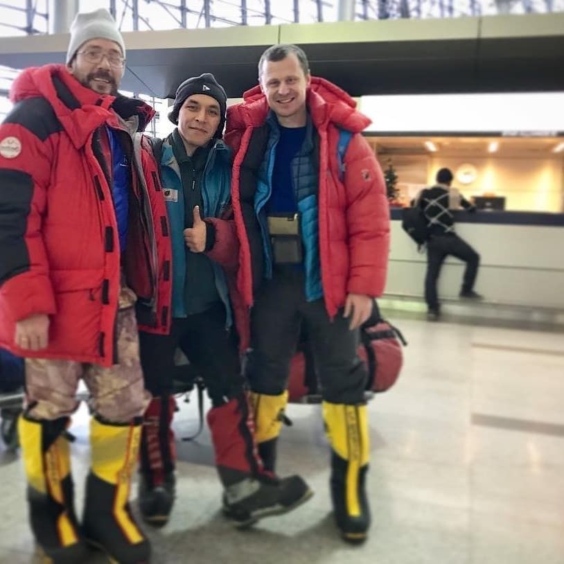 Членове на зимната експедиция до К2 на летището в Исламабад, с част от багажа на себе си