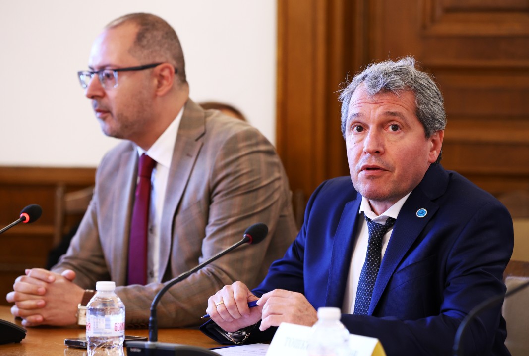 Председателят на Комисията по културата и медиите на НС Тошко Йорданов (вдясно) на днешното заседание -  18 септември 2025 г.; БТА
