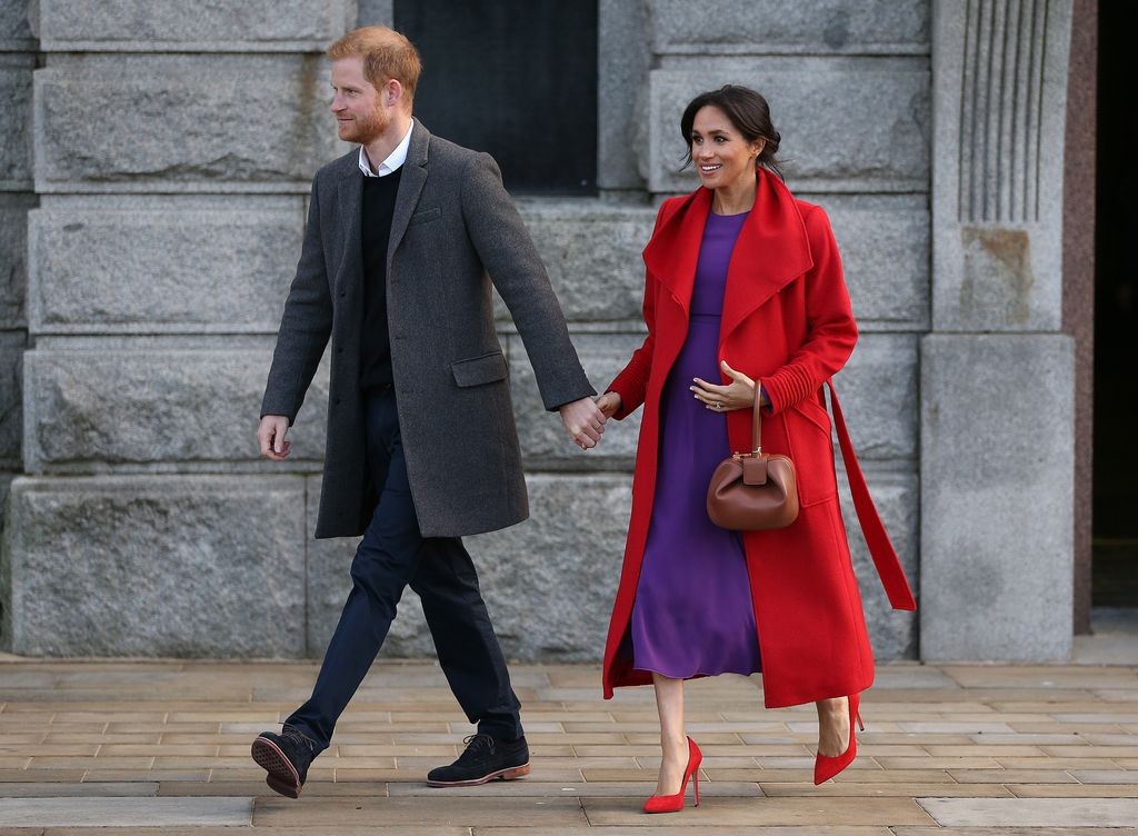 Принц Хари и съпругата му Меган при посещението им в град Бъркънхед, Северна Англия.