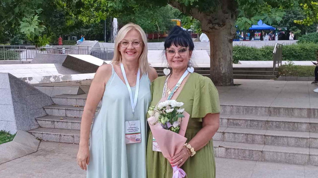 Основателката на хор „Бели Рози“ Елена Димитрова и Тереза Атанасова (вляво)