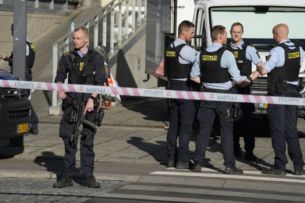 Блокираният от полиция район около мола в Копенхаген, където бе открита стрелба. Снимка ЕПА/БГНЕС