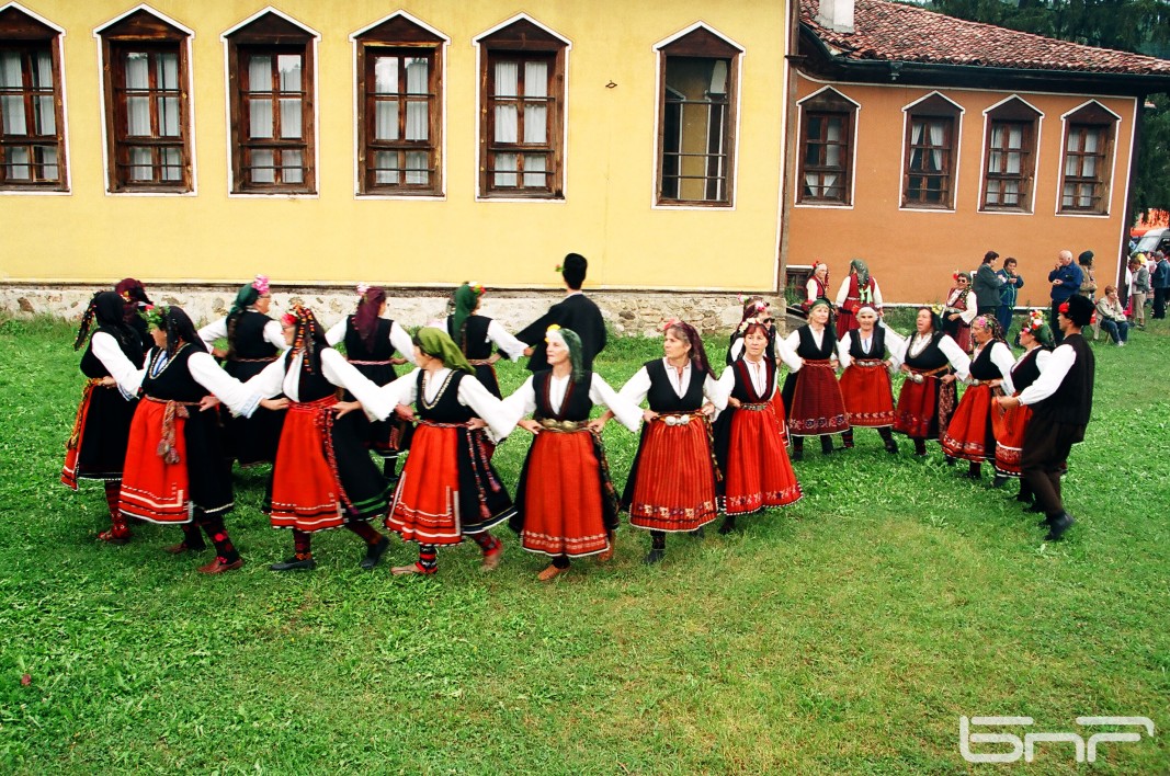 Копривщица 2005: Традиционно танцуване, група за изворен фолклор от гр. Баня, Карловско. Снимка: Георги Стоянов