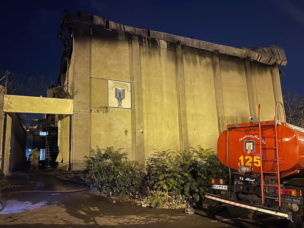 Пожарна кола стои пред затвора Евин в Техеран. Държавната информационна агенция ИРНА съобщи на 16 октомври, че четирима затворници са загинали поради вдишване на дим, а други 61 са били ранени след избухването на пожар в затвора през нощта./Снимка: ЕРА/БГНЕС