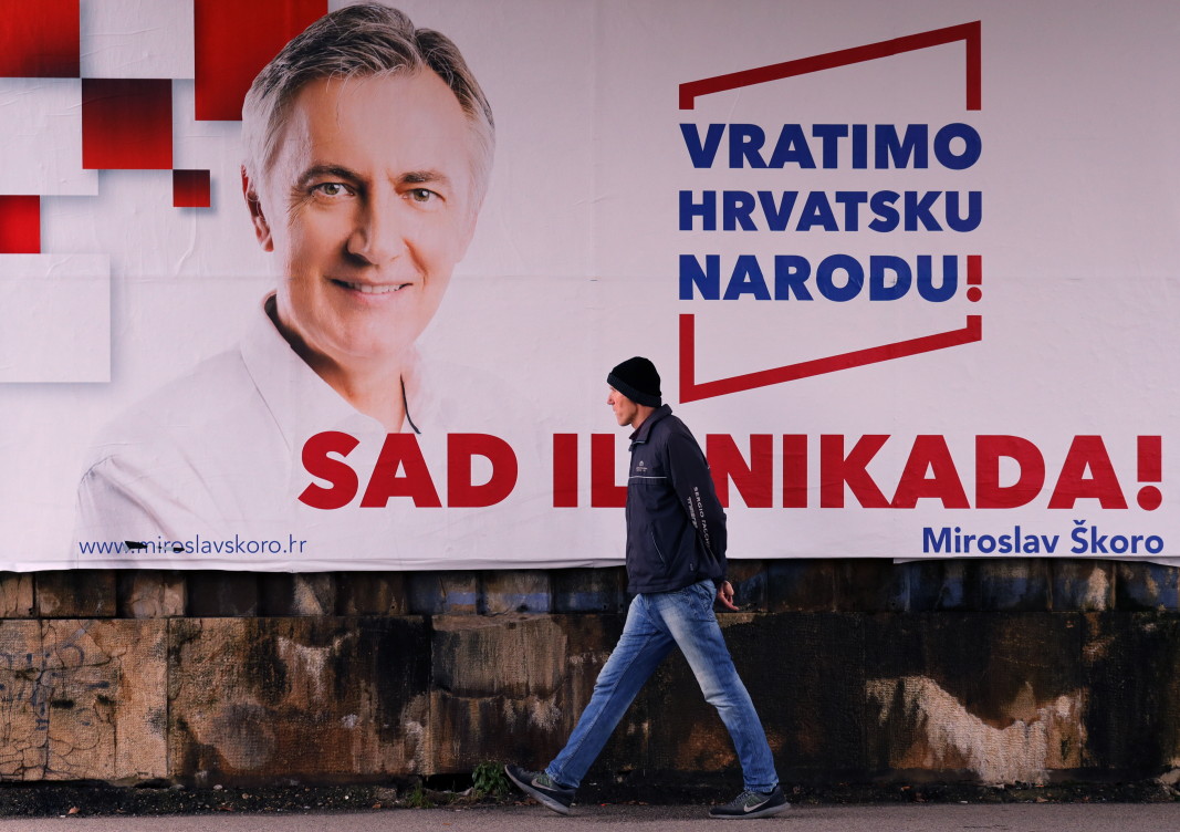 Предизборен плакат на певеца Мирослав Шкоро.