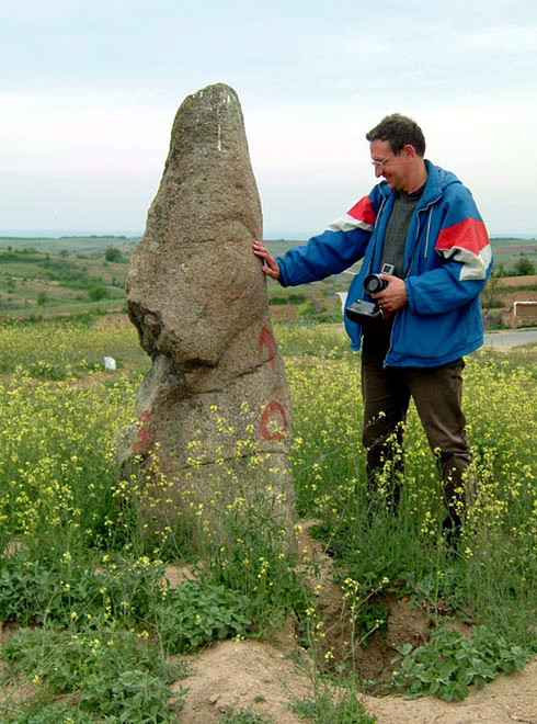Lubomir Tsonev junto al menhir de Ovcharovo