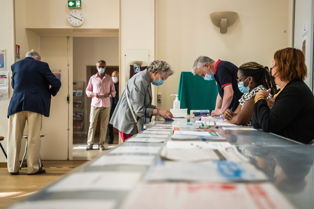 Гласоподаватели в избирателна секция в Париж, 20 юни 2021 г.