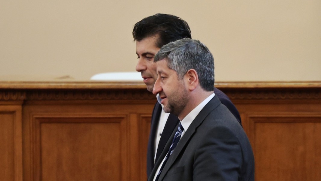 Кирил Петков и Христо Иванов в пленарната зала на парламента, 15 юни 2023 г. Снимка: БТА