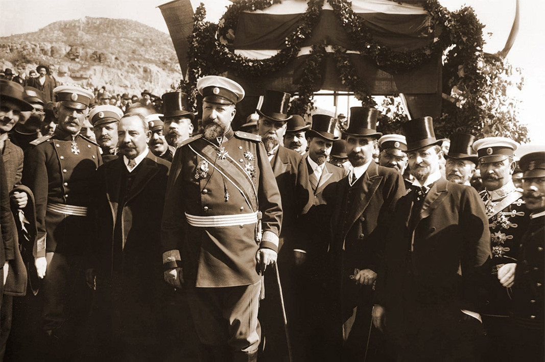 Ferdinand I, PM Alexander Malinov, cabinet ministers and generals during the proclamation of Bulgaria’s independence