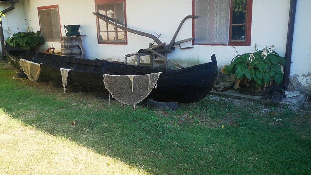 Лодка „тутраканка“ во дворе гостевого дома
