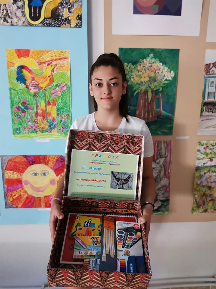 Милица Николаева с наградата - кутия с принадлежности за рисуване