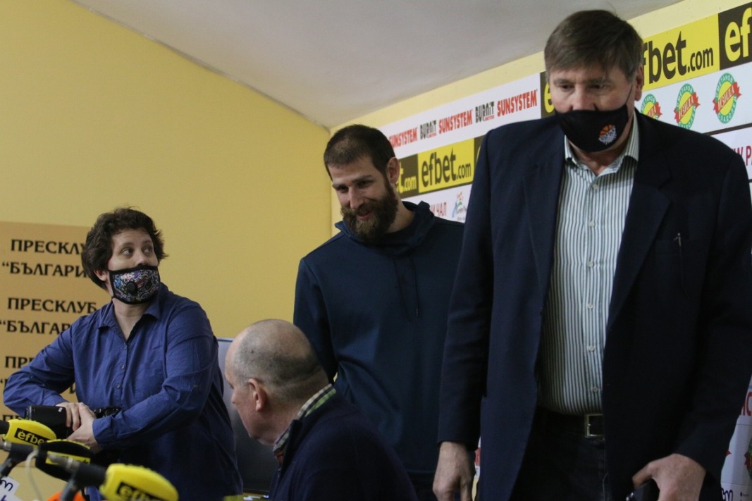 Георги Глушков и Чавдар Костов пристигат на пресконференцията.