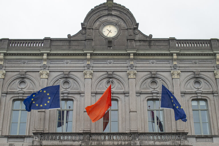 На Дан борбе против насиља над женама: Испред зграда европских институција у Бриселу подигнуте наранџасте заставе.