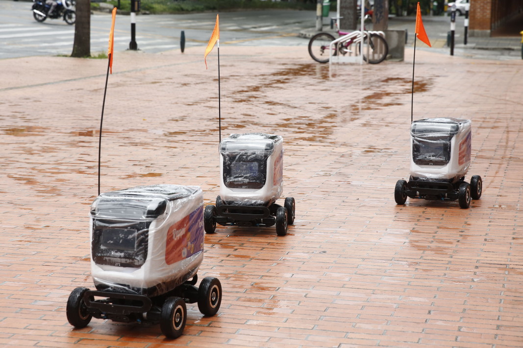Правилата на карантината провокират иновативни технически решения - три робота правят доставки на покупки до домовете на хората в Меделин, Колумбия.