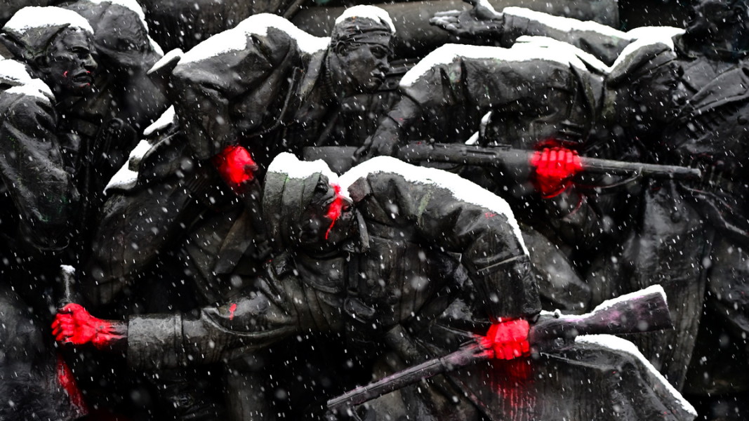 Изцапаните с червена война ръце на войниците от паметника  Снимка: БГНЕС