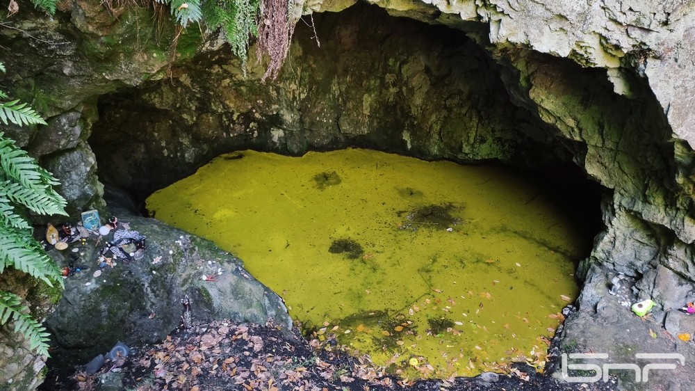 Жълтото оцветяване на повърхността на водата се дължи на наличието на медна руда и минерални соли в скалата