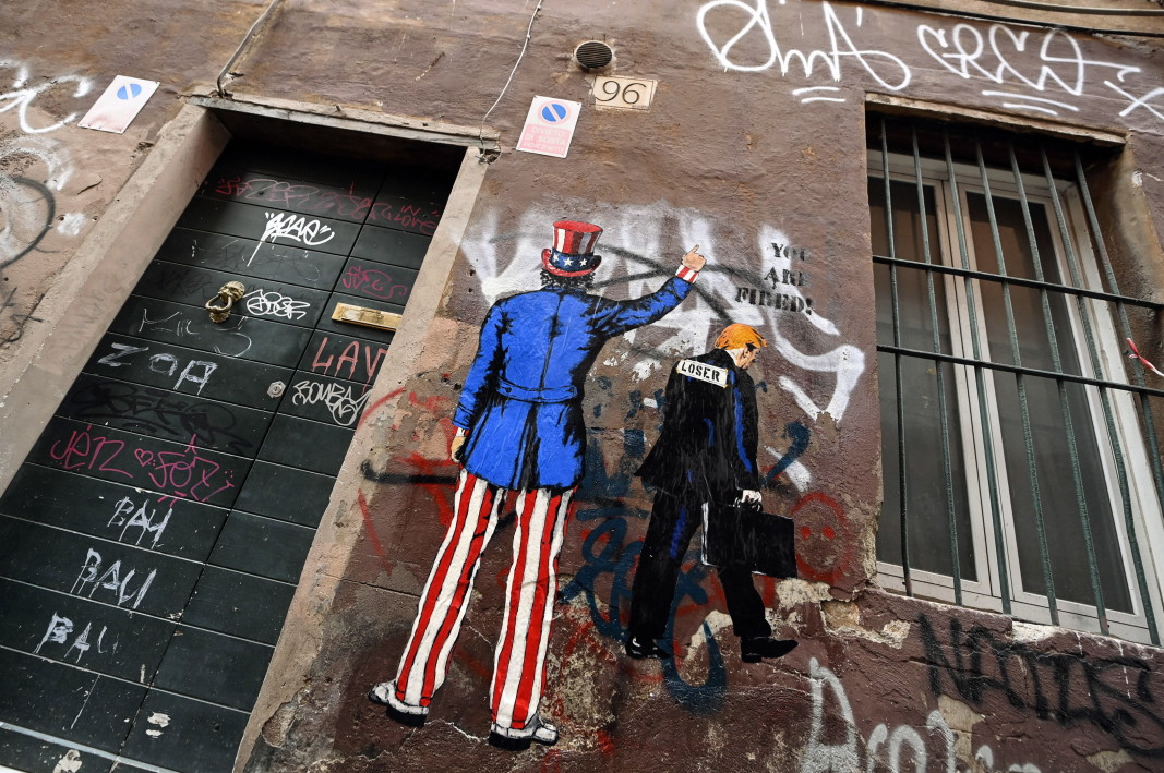 Графит, изобразяващ американския президент Доналд Тръмп, от неидентифициран уличен художник, известен още като Хари Греб, в Рим, Италия, 7 януари 2021 г.
