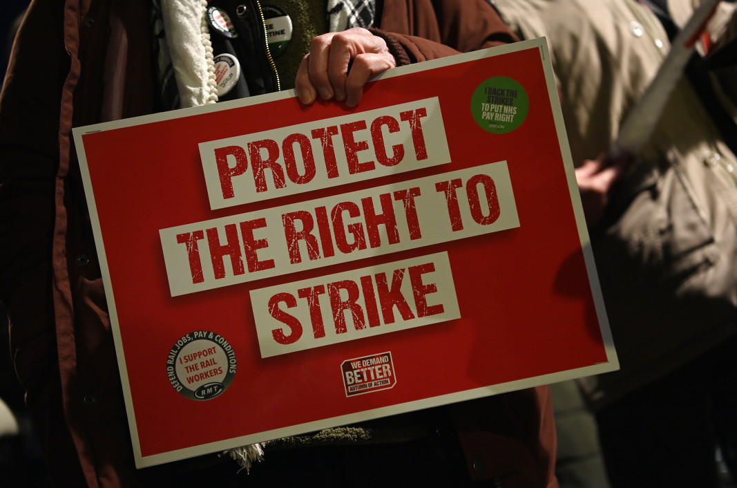 Надписът гласи: Защитете правото да се стачкува!