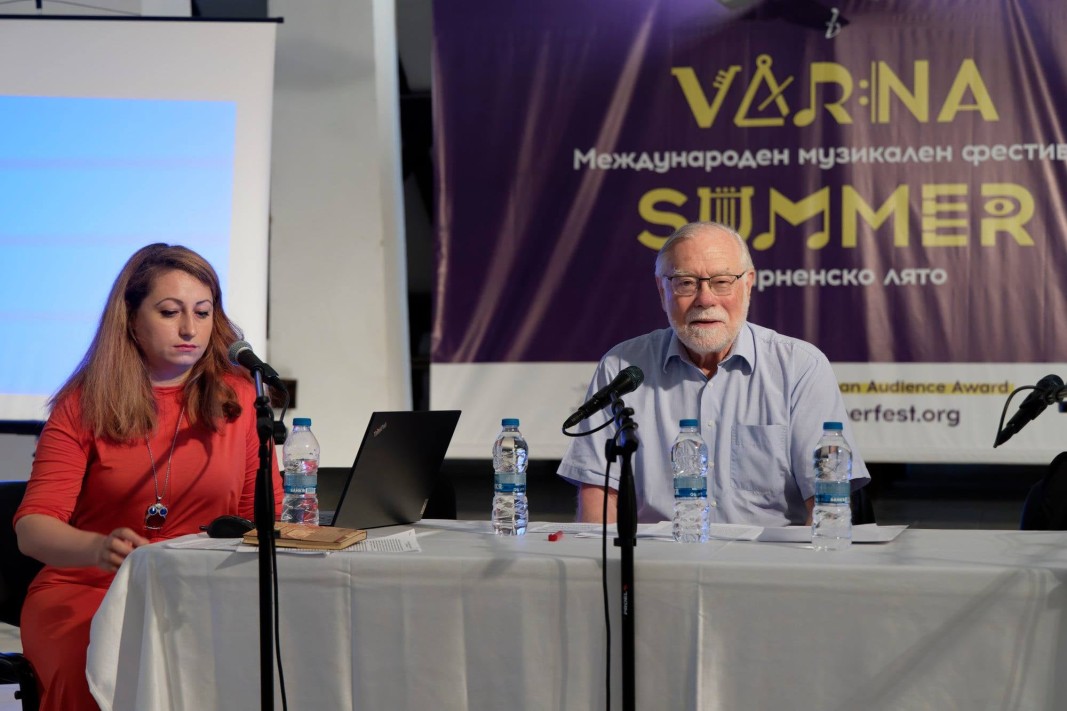  Д-р Петя Цветанова и проф. Хартмут Кронес - модератори на симпозиума 