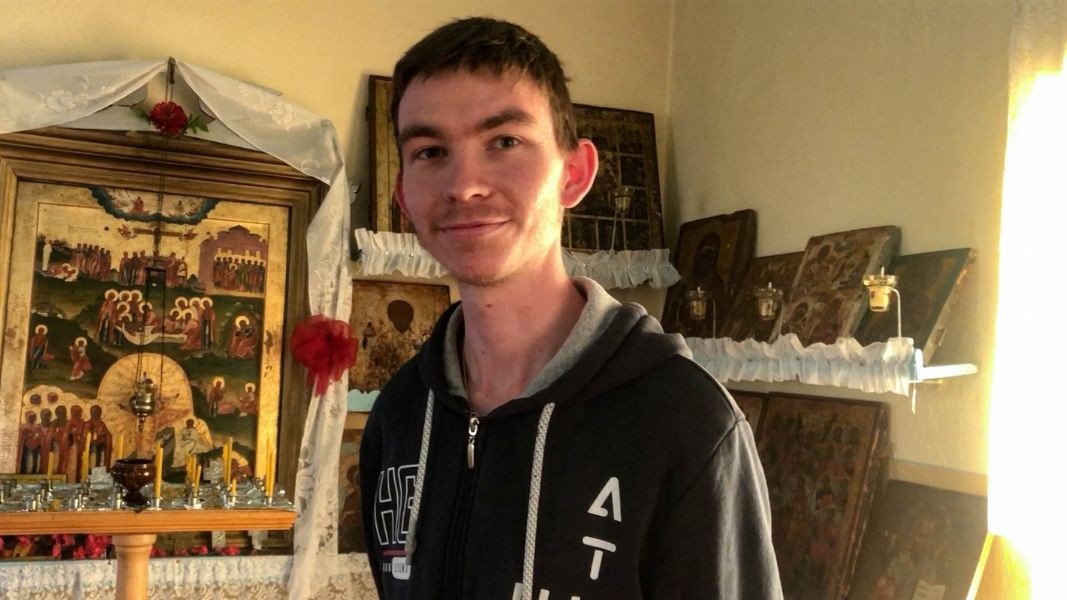 20-годишният Константин Костадинов, който води службите