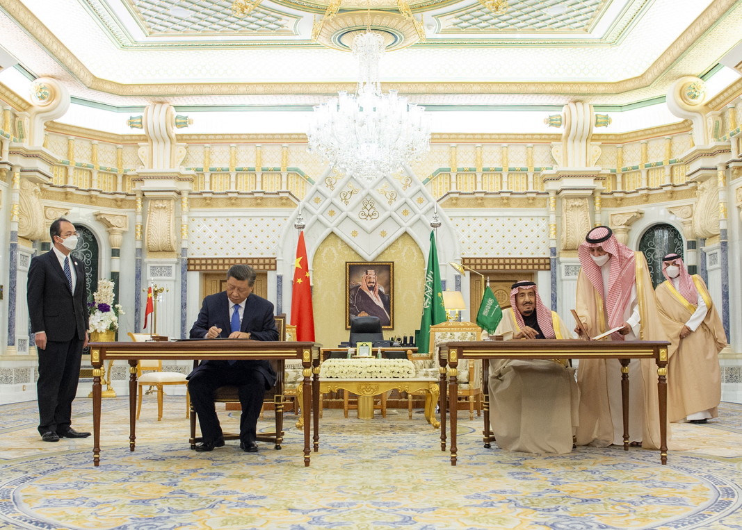 Саудитският крал Салман бин Абдулазиз Ал Сауд (вдясно) и китайският президент Си Цзинпин подписват документи в Рияд, Саудитска Арабия, 8 декември 2022 г./ЕПА/БГНЕС