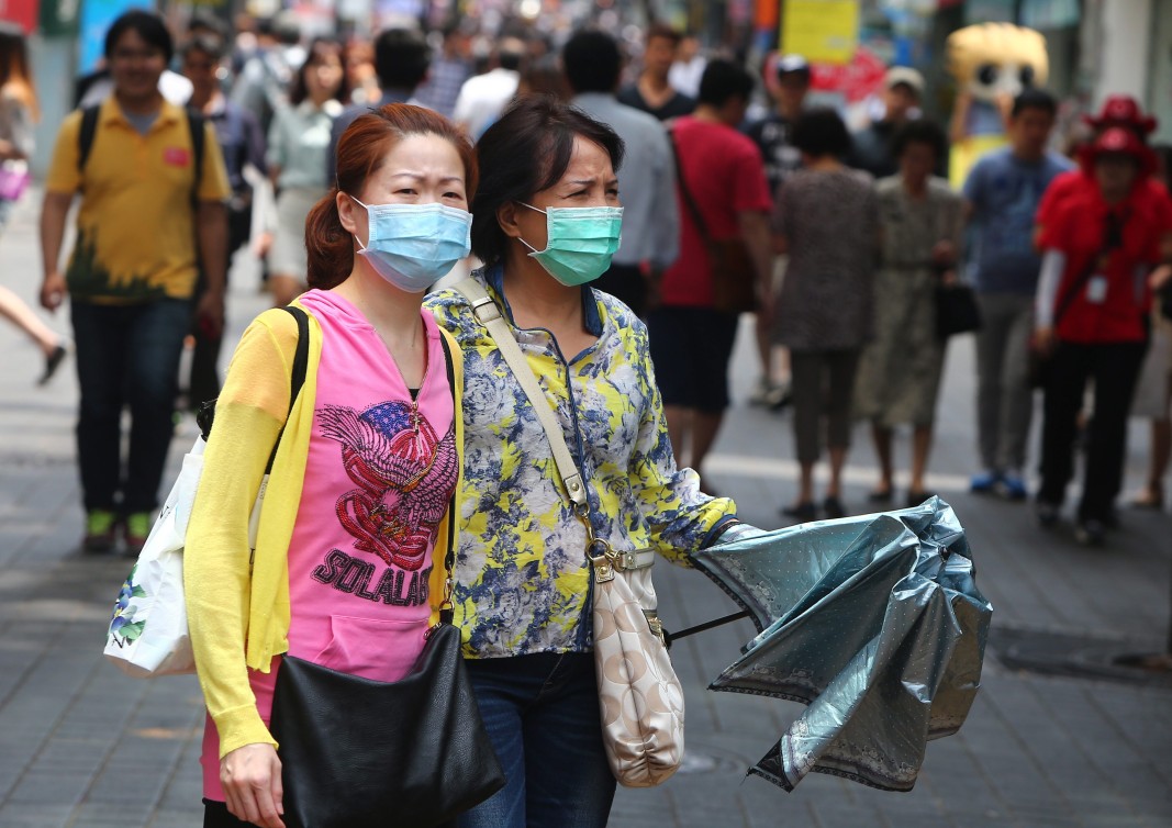 Освен в Китай случаи на заразяване са потвърдени в още 16 държави.                 Снимка: ЕПА/БГНЕС