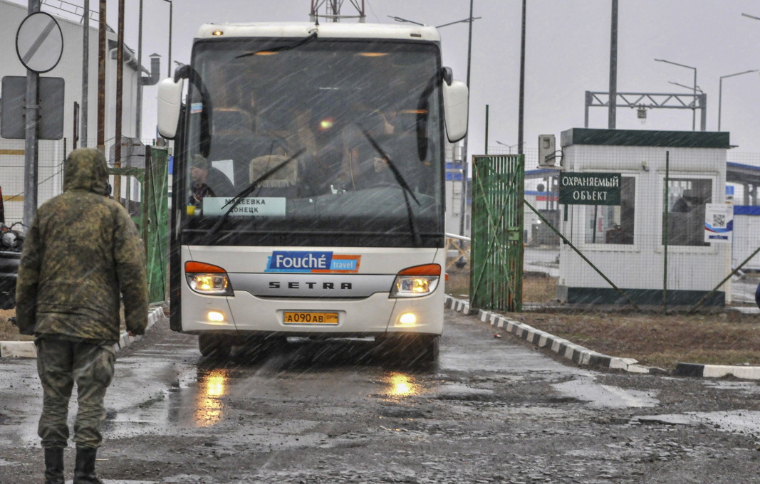 Автобус с украински бежанци от Мариупол пристига на границата с Русия в Ростовска област, 15 март 2022 г./ЕПА/БГНЕС