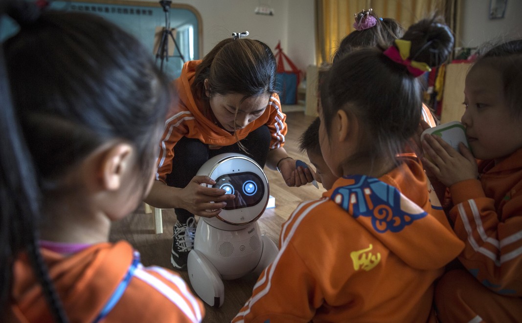 В детските градини в Китай малчуганите имат нови преподаватели -