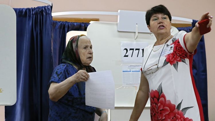 Комунистическата партия печели изборите в три руски региона, побеждавайки управляващата