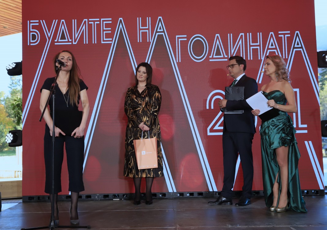 Тереза Захариева връчва специалната награда на bTV Radio на #ЗаДоброто. Легълца за оздравяване.