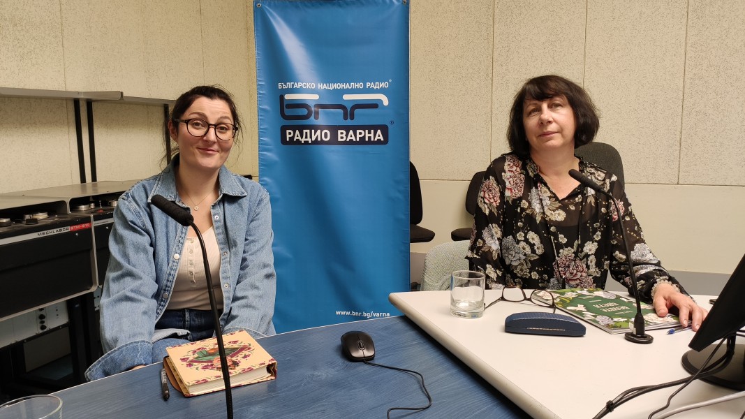 Виктория Томова (вляво) и Терез Никол в студиото на Радио Варна