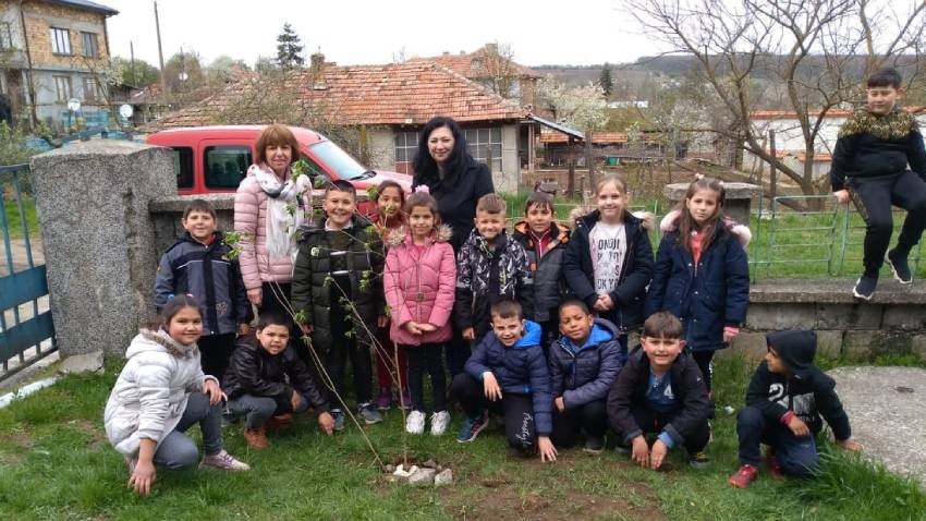 Venets ortaokulu müdürü Selime Kırcalieva ve öğrencileri ağaç dikti, çiçek ekti
