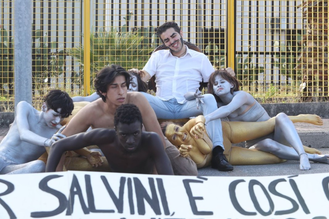  Стартът на делото против Салвини бе придружен от зрелище на придвижването „ Нашия глас “. Снимка ЕПА/БГНЕС 