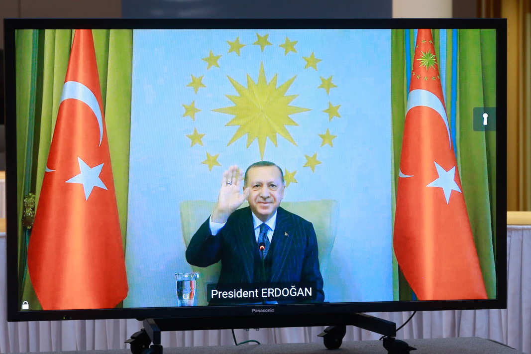  Турският президент Реджеп Ердоган поздравява Фон дер Лайен и Мишел на видеоконферентната среща. 