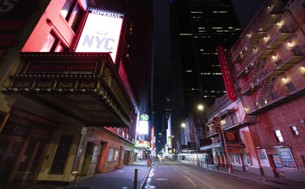 Затворени театри на Бродуей в близост до Таймс Скуеър в Ню Йорк, 13 октомври 2020 г.