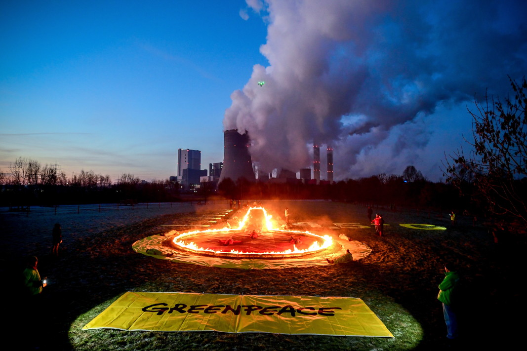 Протест на екоактивисти от „Грийнпийс“ до ТЕЦ срещу използването на въглища в Германия.