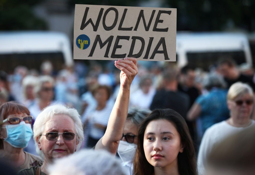 Протестът с искане на свободни медии в Краков, един от 80-те града, където бяха организирани подобни протести. Снимка: Ройтерс