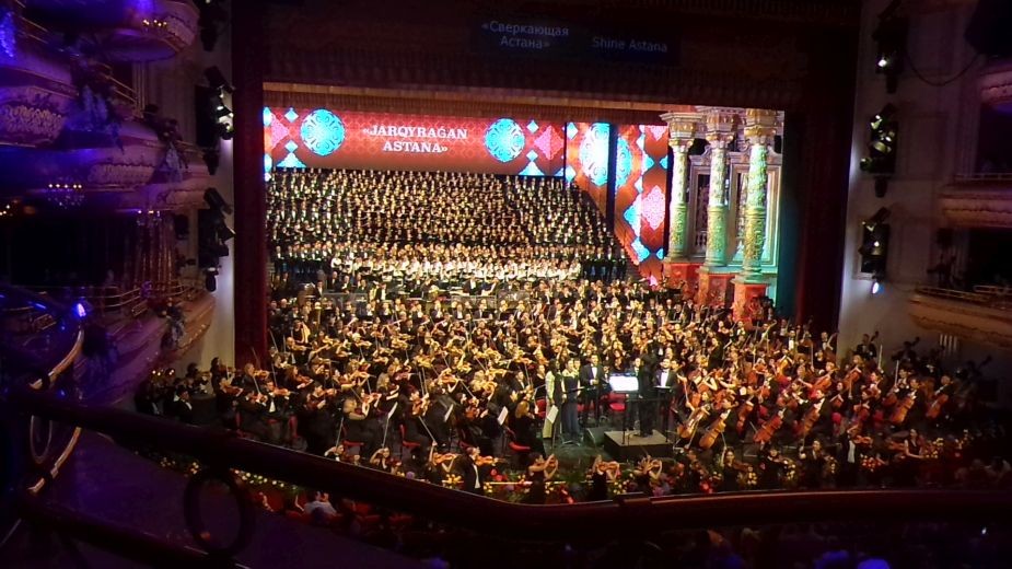 Величественият оркестър от над 1000 души, изпълняващ симфоничната ода „Искрящата Астана”. Снимка: Магдалена Гигова