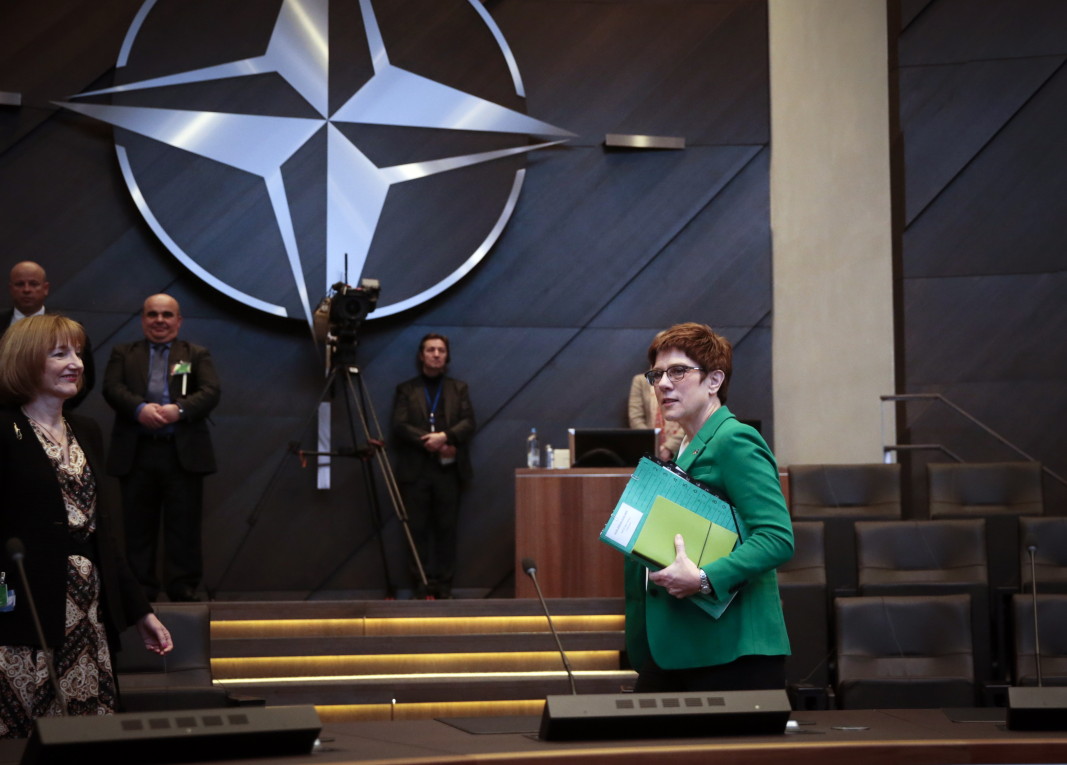 Анегрет Крамп-Каренбауер на срещата на министрите от НАТО