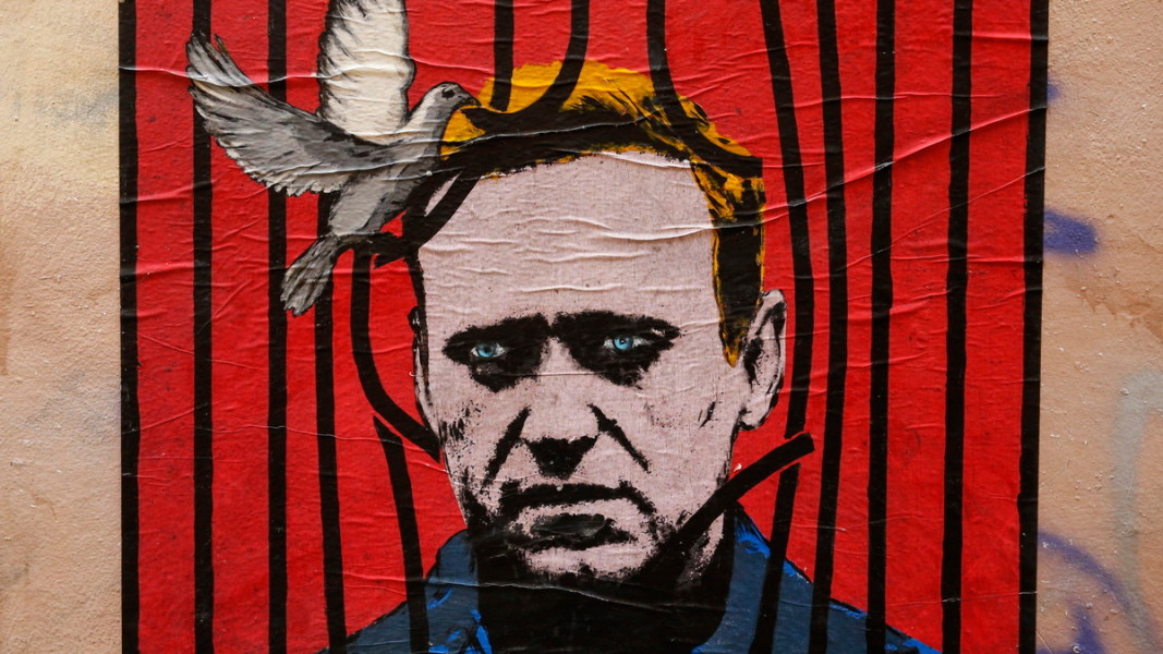 Стрийт арт с лика на Навални на уличка в Рим.