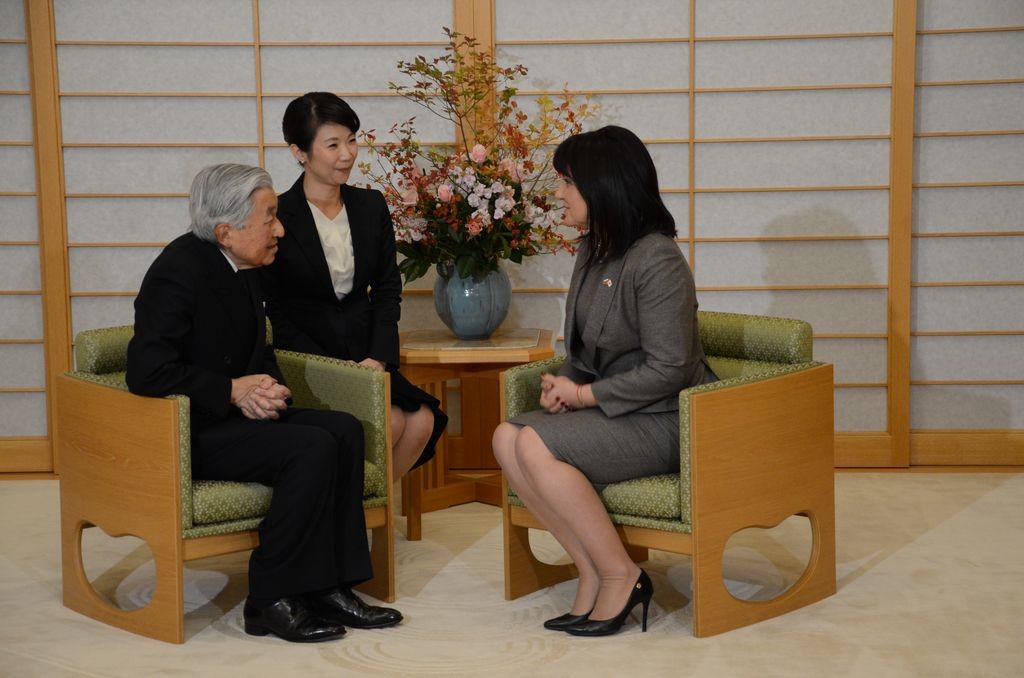 Японският император Акихито разговаря с председателя на Народното събрание Цвета Караянчева в двореца си в Токио.