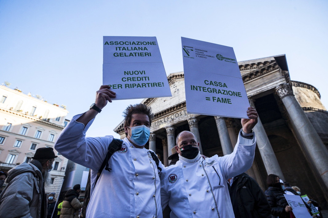 Протест срещу наложените от правителството антикоронавирусни мерки в Рим, 14 декември 2020 г.