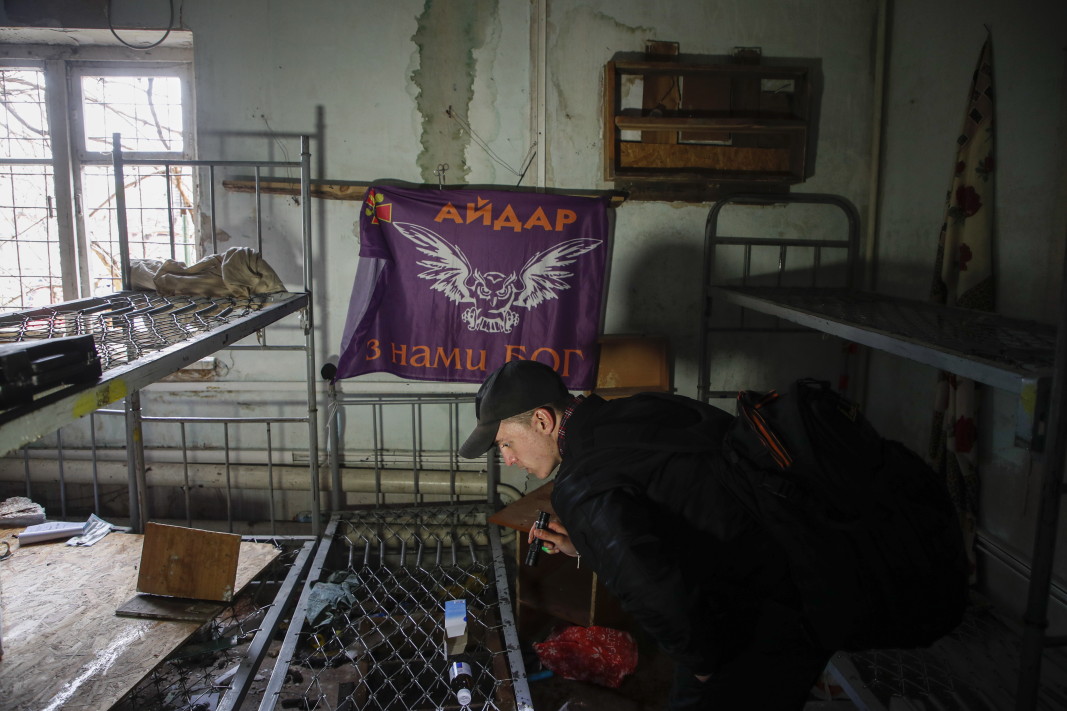 Мъж разглежда лични вещи на войници, останали в казармата на украинските сили на територията на Луганската електроцентрала Шчастя, която е стратегическо енергийно съоръжение за самопровъзгласилата се Луганска народна република, 13 април 2022 г. Украинските въоръжени сили минираха обекта по време на отстъплението, а по време на боевете бяха повредени някои високоволтови електропроводи. След началото на експлоатацията на станцията ще бъде възможно да започне производство в металургичните предприятия на републиката, което беше спряно през 2014 г., когато станцията беше изключена от енергийната система на Луганск. Сега станцията осигури електричество на повече от милион души./Снимка: ЕПА/БГНЕС