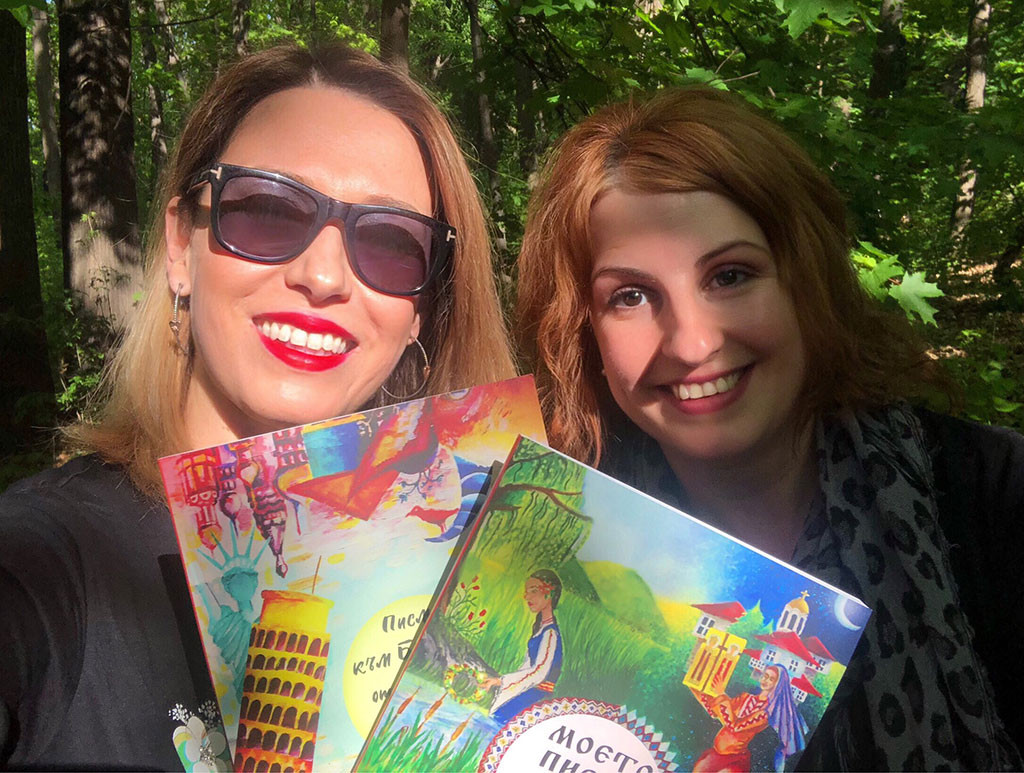 Лилиана Славова (вляво) и Невена Праматарова с двете книги на фондация „Шанс за децата и природата на България“