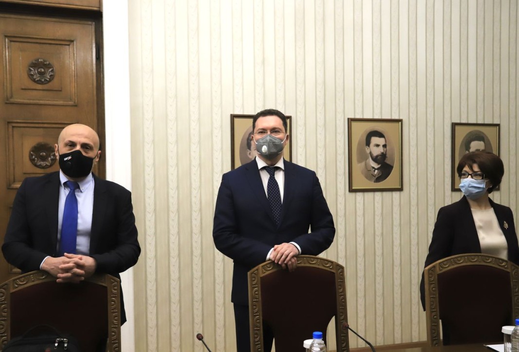  Томислав Дончев, Даниел Митов и Десислава Атанасова на срещата с Румен Радев на „ Дондуков “ 2. 