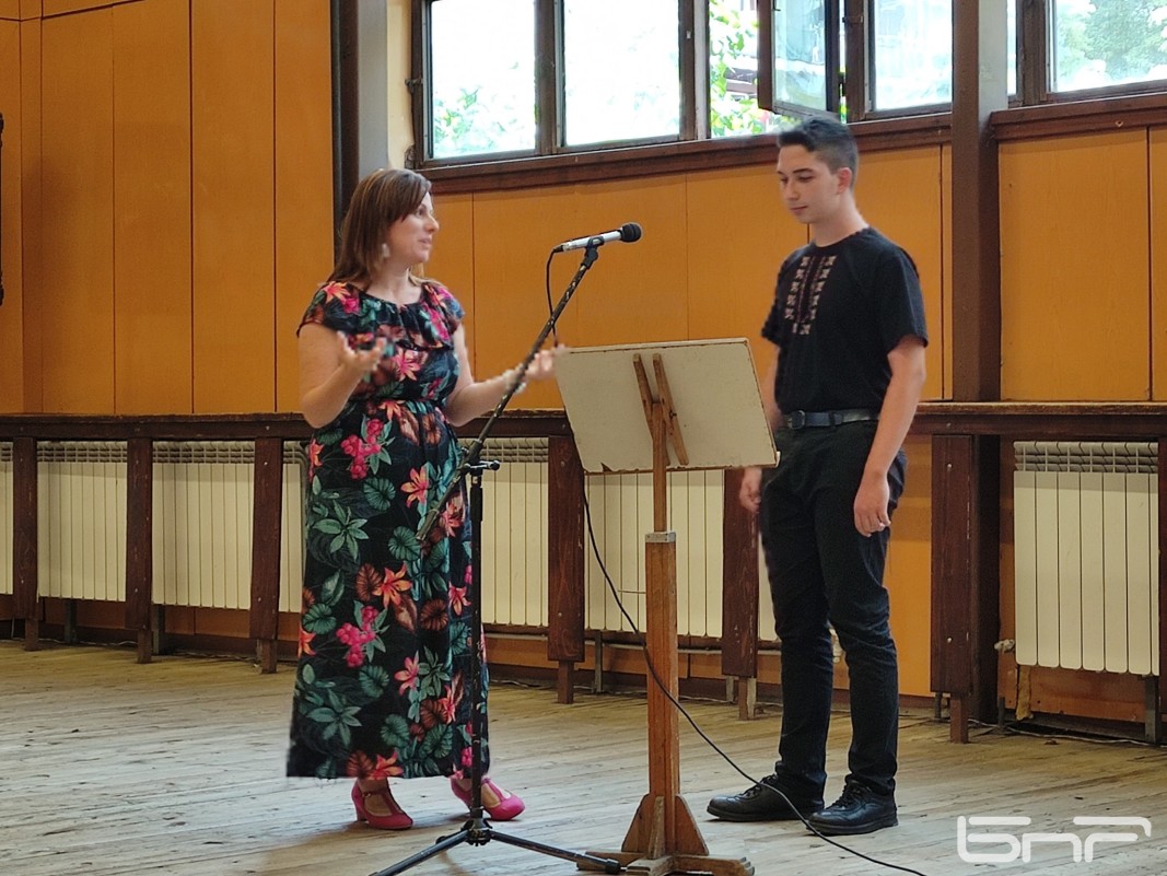 Божидар Дачев с ръководителят Дарина Славова разучават песента Марийка за вода отива