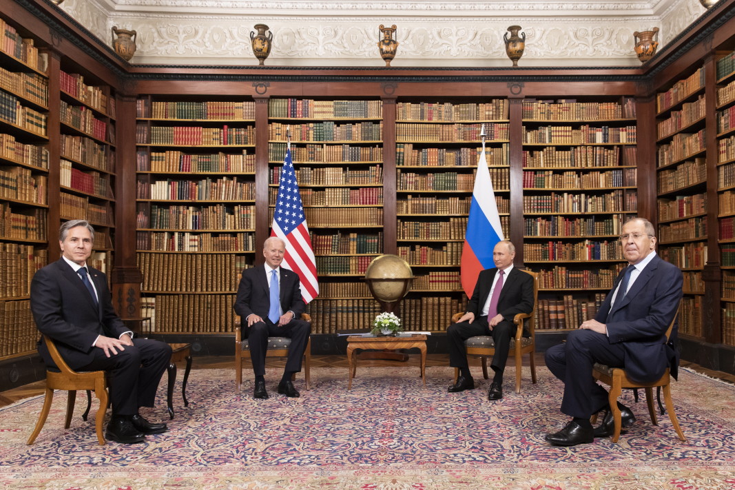 Президентът на САЩ Байдън и държавният секретар Антъни Блинкън на срещата с руския президент Путин и с външния министър Лавров във вила La Grange, Женева, Швейцария, 16 юни 2021 г.