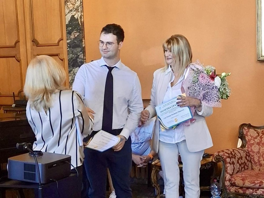 Детелина Кирилова награждава оператора Рафаеле Педале