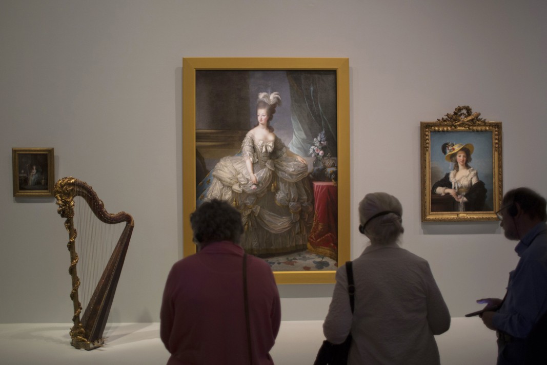 Туристи разглеждат портрета на Мария-Антоанета от майсторката на френската живопис Мари Елизабет Луиза Виже Льо Брун.