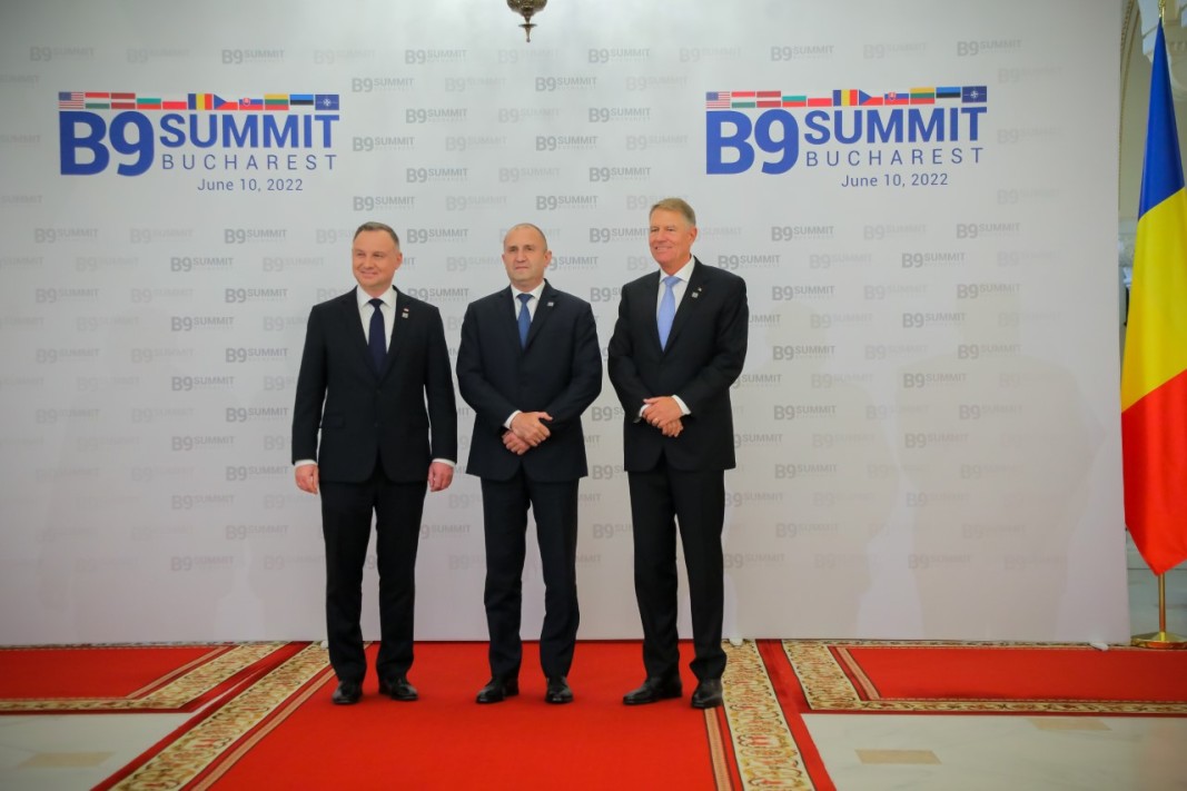 Президентите на Полша Анджей Дуда, на България - Румен Радев и на Румъния Клаус Йоханис (отляво надясно) по време на форума Б9 в Букулрещ - 10 юни 2022